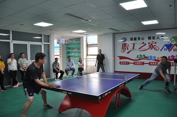 中心副主任房永銳與職工同比賽_副本.jpg