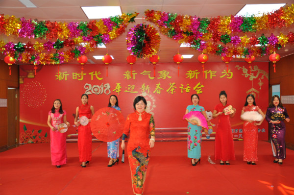 資深美女們帶來的旗袍秀《水鄉(xiāng)新娘》.jpg