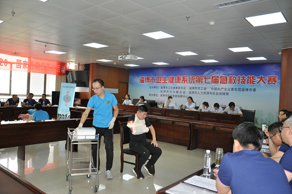 多發(fā)性創(chuàng)傷止血包扎.JPG