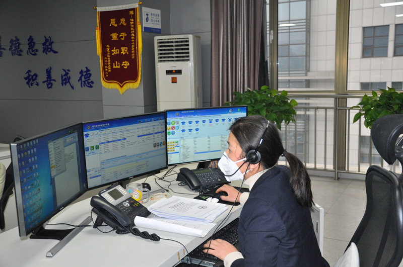 新冠肺炎疫情期間調(diào)度室工作圖片3_副本.jpg