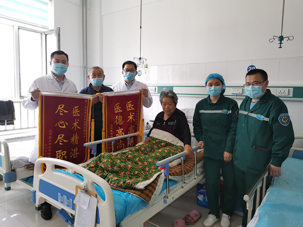患者送錦旗.jpg