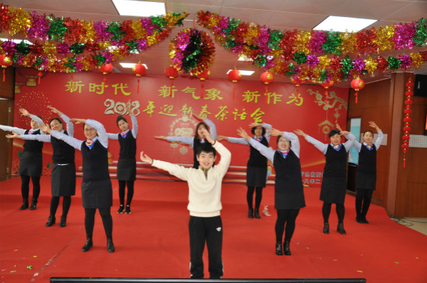 于永梅、王雅南等表演的手語(yǔ)《一起走》