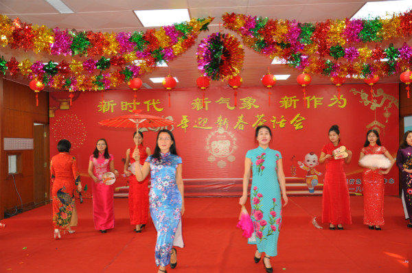 資深美女們帶來(lái)的旗袍秀《水鄉(xiāng)新娘》1