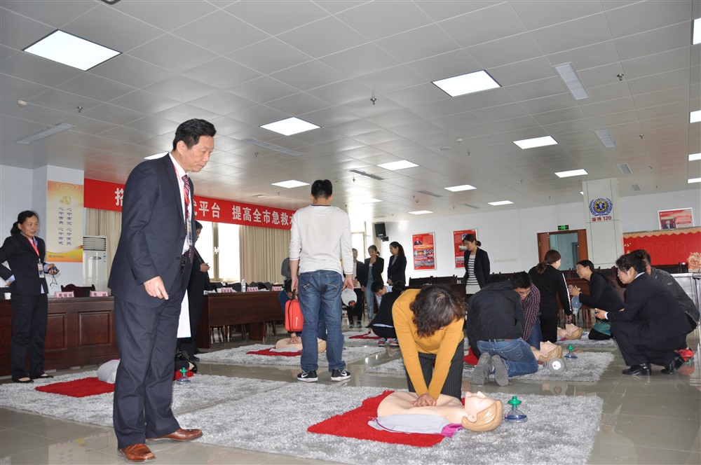 中心主任郭平導(dǎo)師親自指導(dǎo)學(xué)員進(jìn)行心肺復(fù)蘇術(shù)