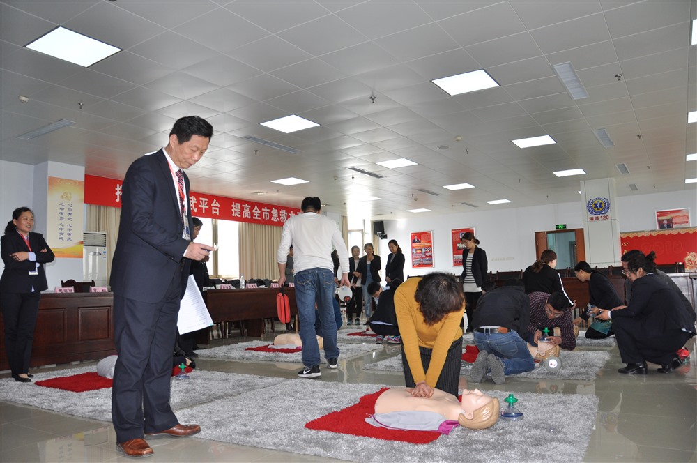 中心主任郭平導(dǎo)師為學(xué)員們指導(dǎo)心肺復(fù)蘇術(shù)的操作 (3)